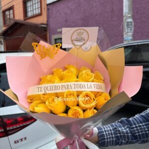 Ramo de 24 rosas amarillas + Listón con frase "TE QUIERO PARA TODA LA VIDA"