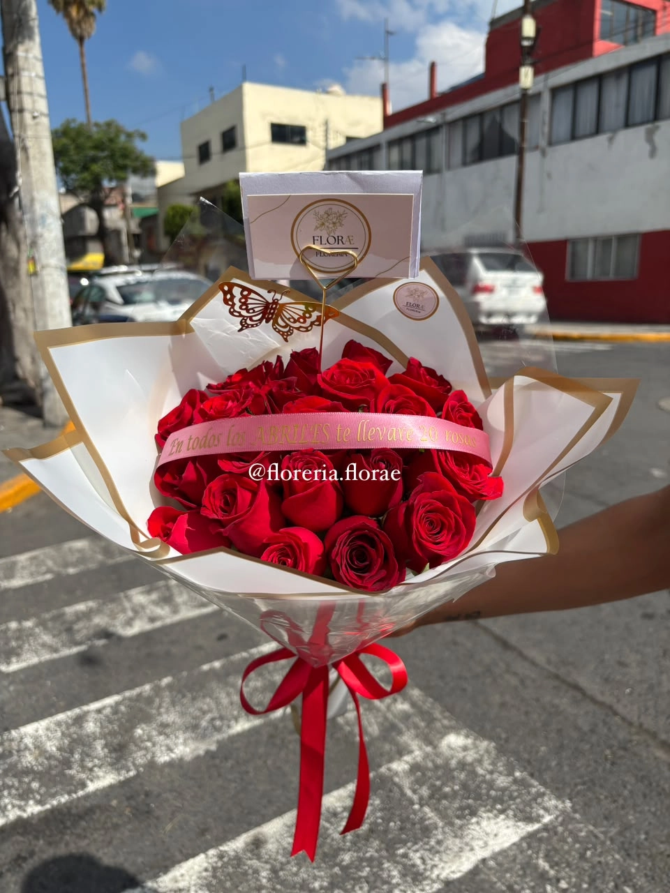 ramo rojo en todos los abriles