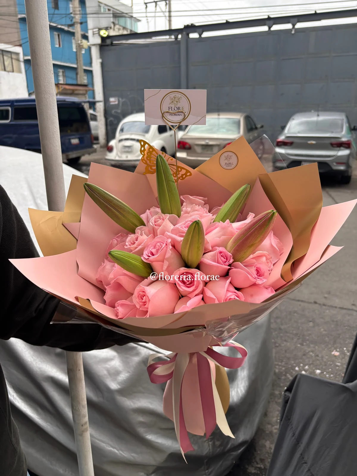 ramo de 24 rosas con lirios