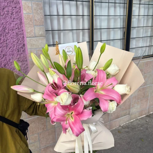 ramo de 12 rosas con lirios