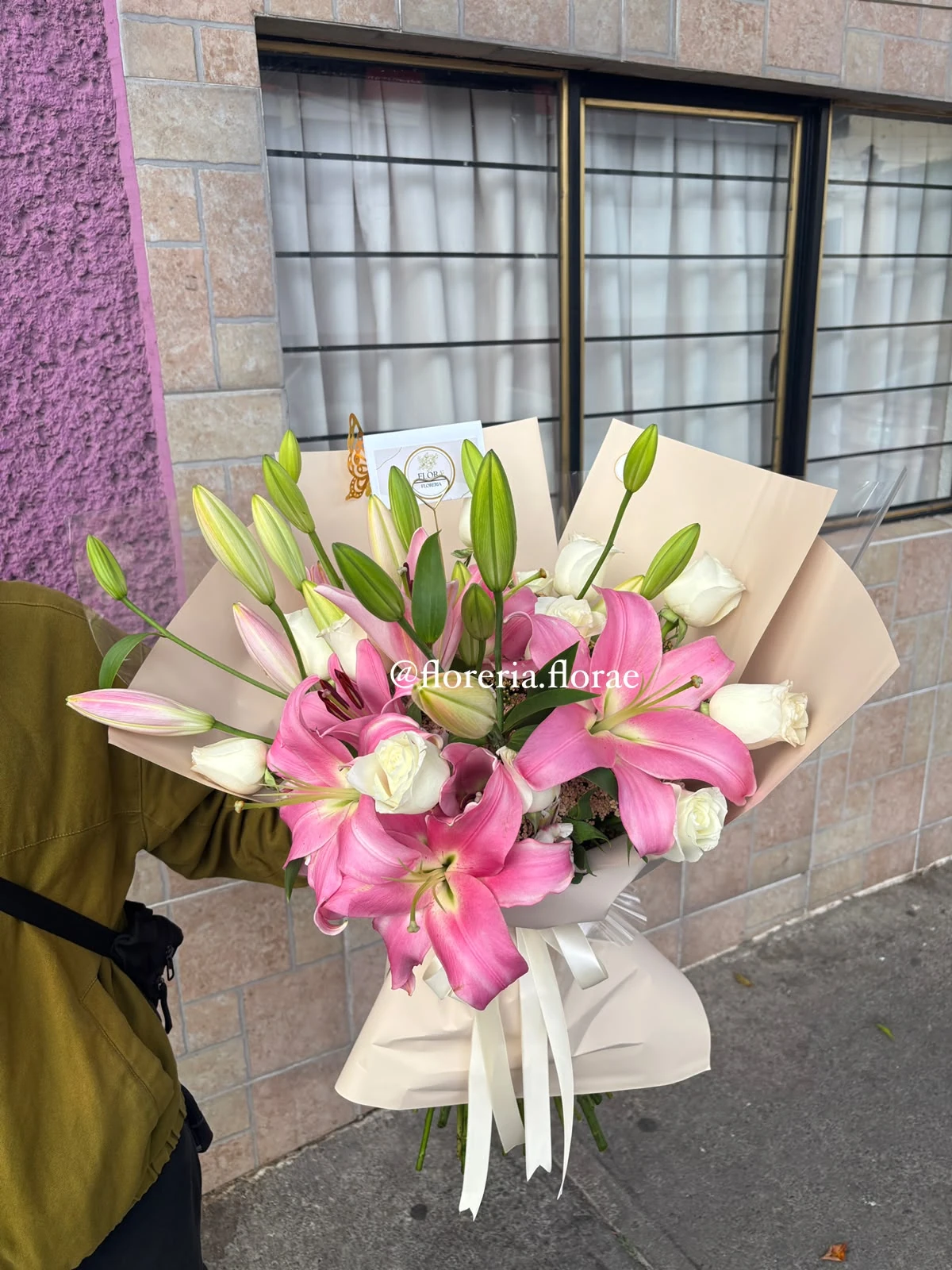 ramo de 12 rosas con lirios