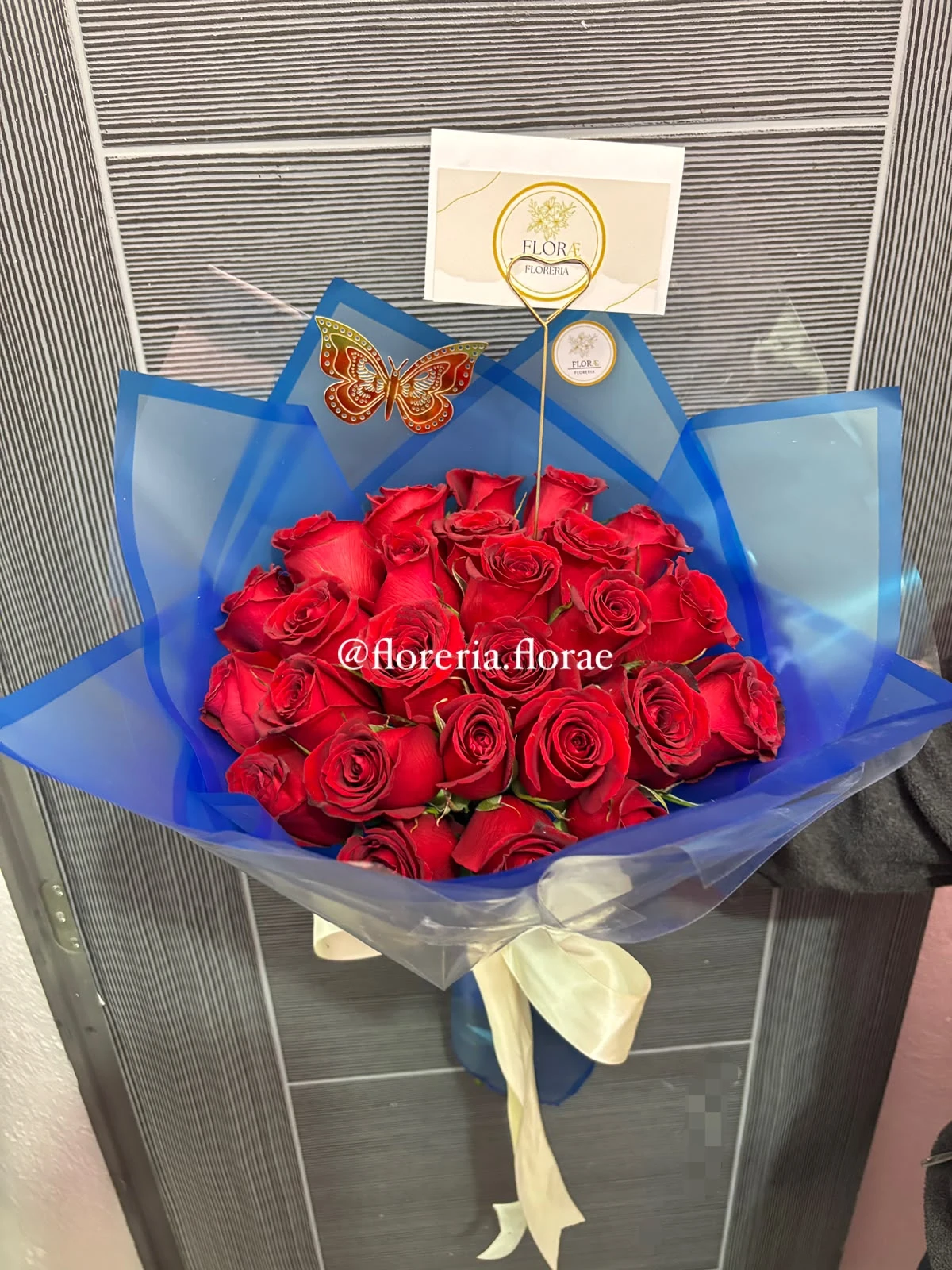 ramo 24 rosas rojas florae