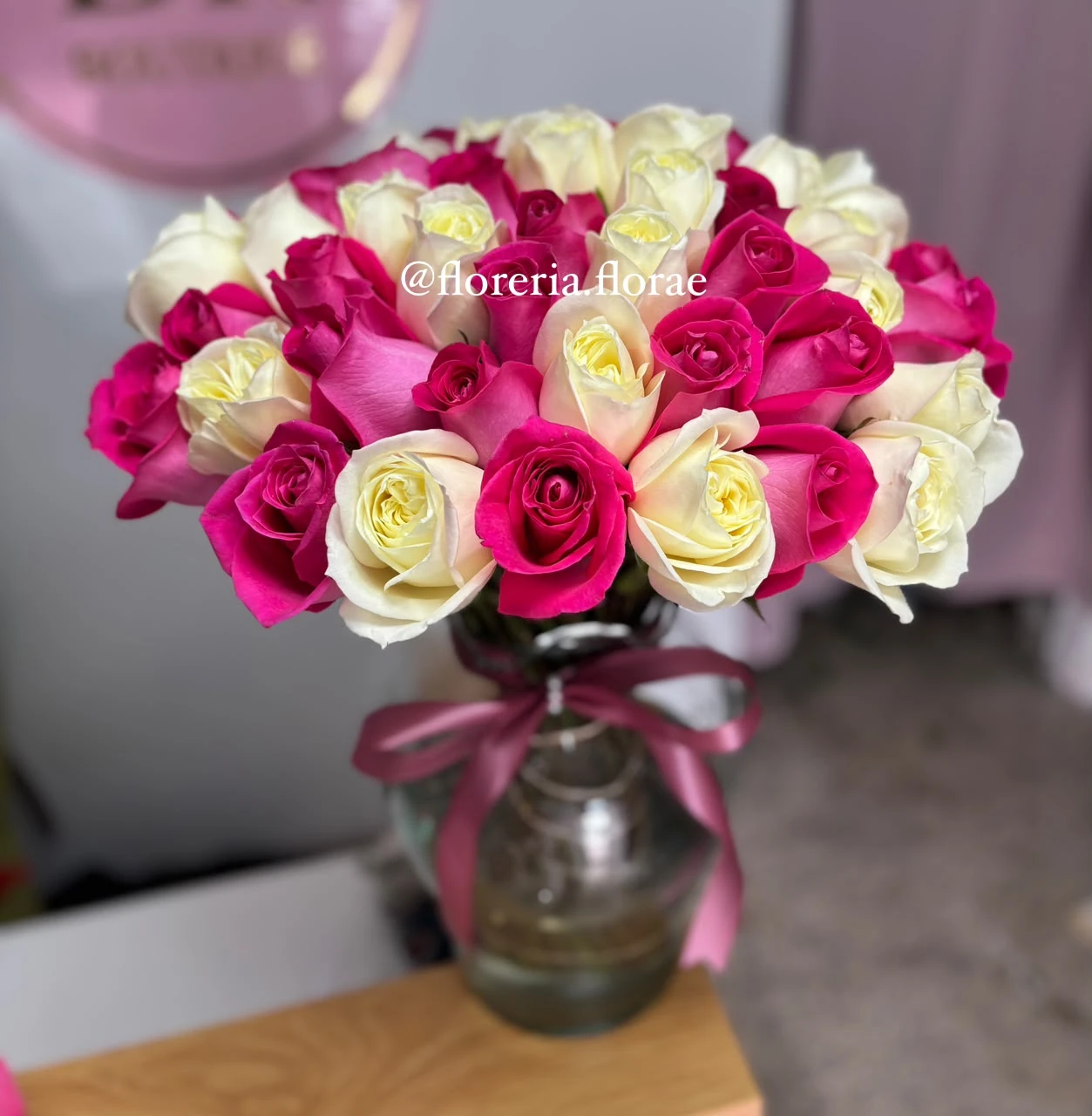 JARRON CON 50 ROSAS COMBINADAS EN CDMX