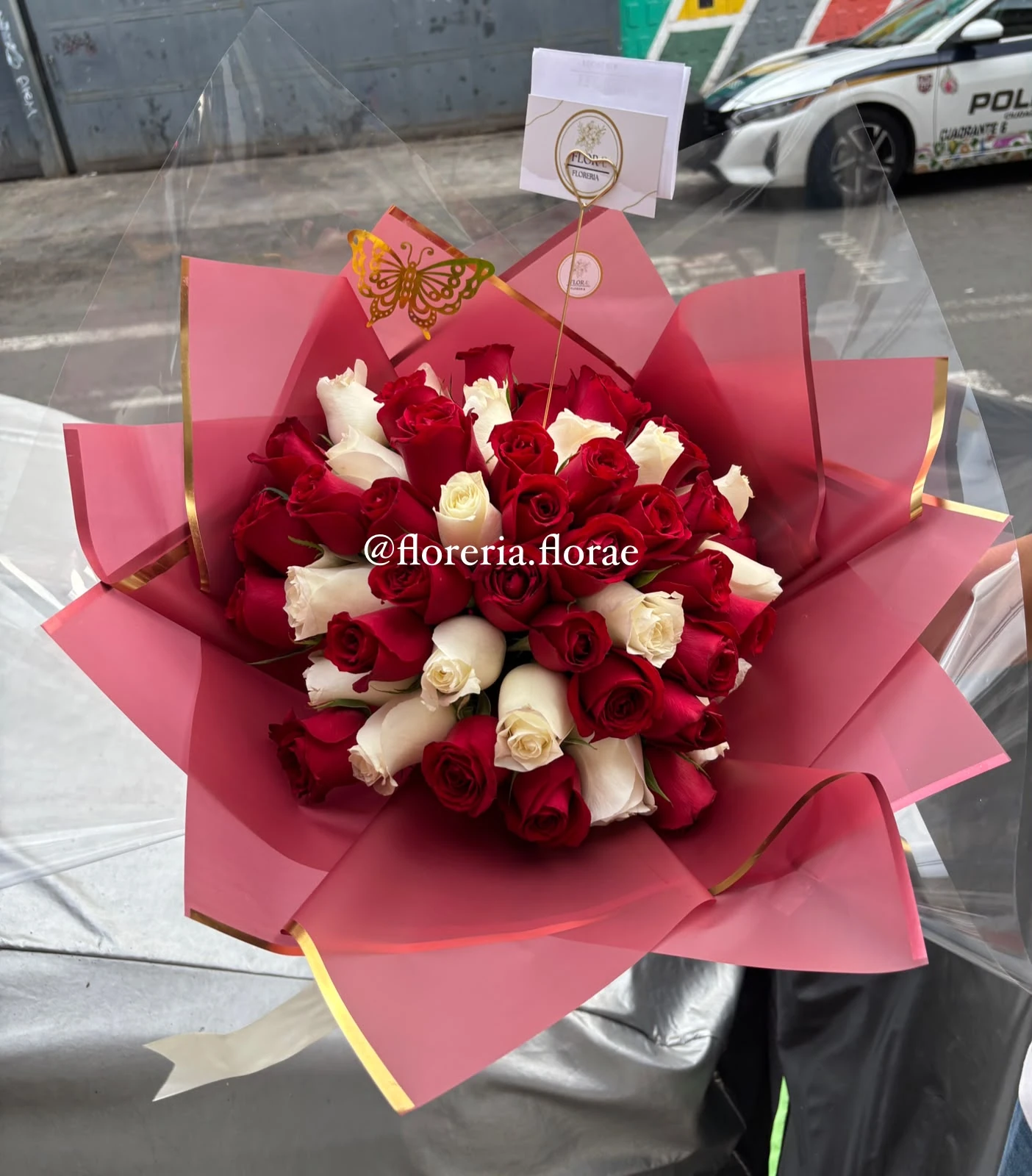 RAMO 50 ROSAS COMBINADAS EN CDMX