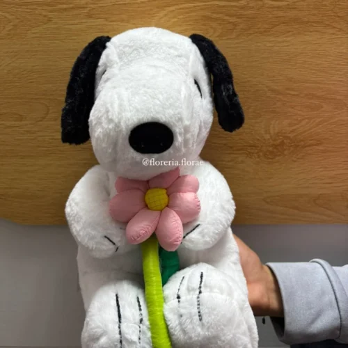 peluche snoopy con flor rosa