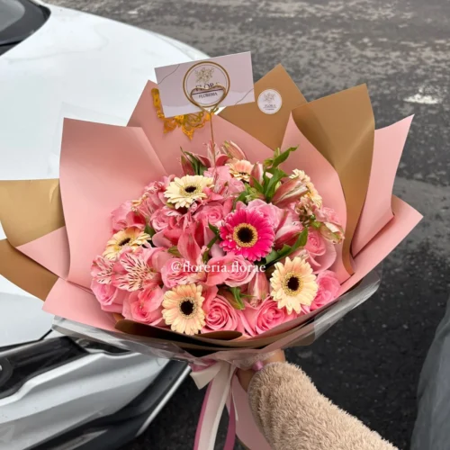 Ramo de 24 rosas rosas con mini gerberas, astromelias, mariposa de fantasía.