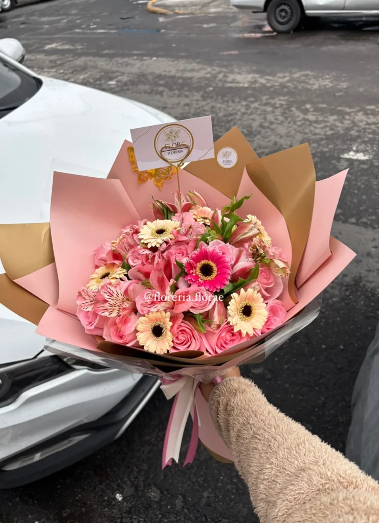 Ramo de 24 rosas rosas con mini gerberas, astromelias, mariposa de fantasía.