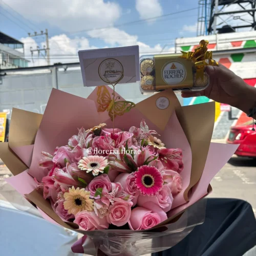 Ramo de 24 rosas rosas con mini gerberas, astromelias, mariposa de fantasía y caja de chocolates Ferrero Rocher.